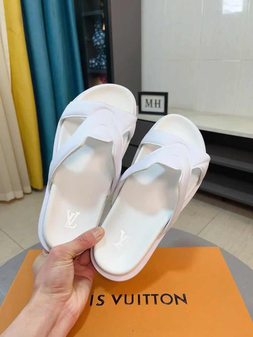 Men's shoes 💰360🌹🌹 (lv-Louis Vuitton) new men's sandals, high-end boutique, exquisite embossed logo decoration on the upper, fine workmanship, super soft soles, casual, loose and comfortable, a must-have in summer! \nsize：38-44